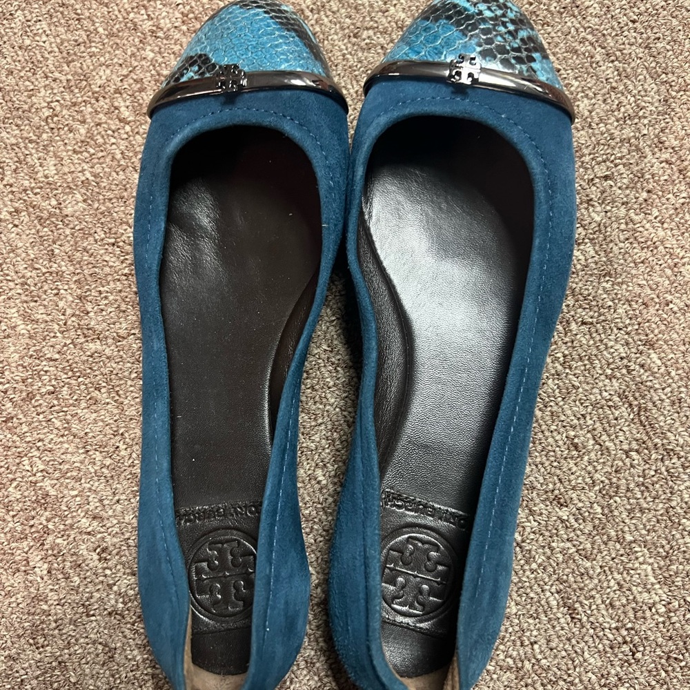 Never worn Tory Burch blue snakeskin flats - size 6